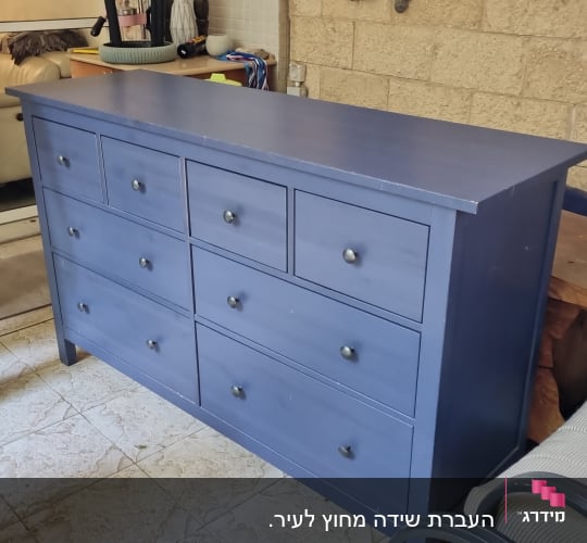 שידה כחולה עם מגירות וכפתורי מתכת